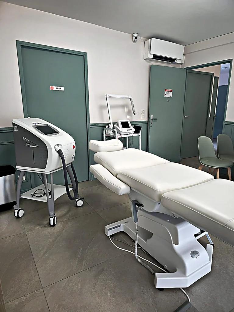 Cabine d'épilation laser avec appareil Alphaline au centre DEPILOR à Vénissieux.