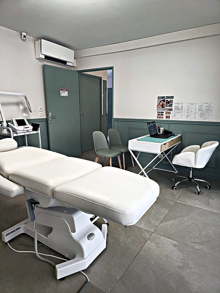Cabine d'épilation laser du centre DEPILOR à Vénissieux, appareil Alphaline et table de soin.