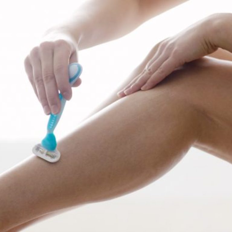 Femme entrain de se raser les jambes