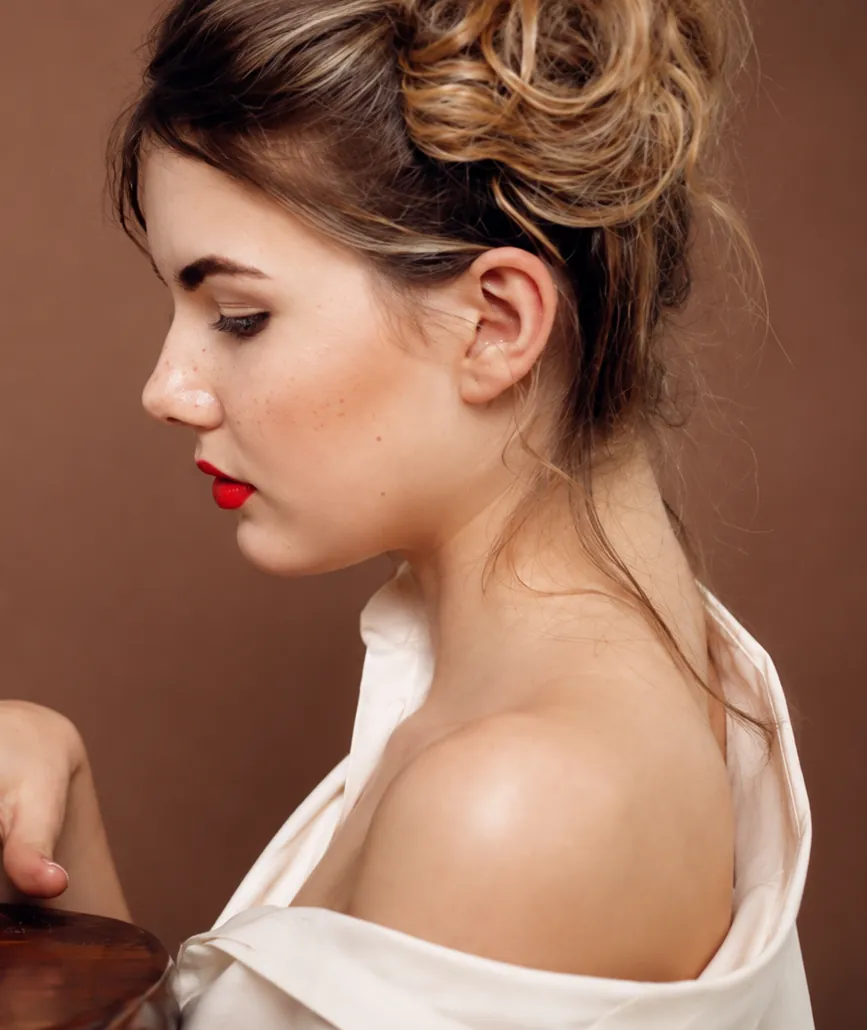 Portrait de profil d’une femme.