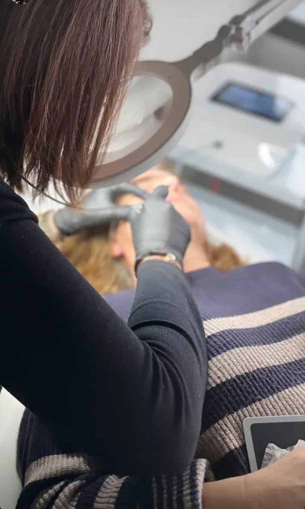 Praticienne DEPILOR réalisant une séance d'électrolyse du visage sous lampe-loupe, à Vénissieux.