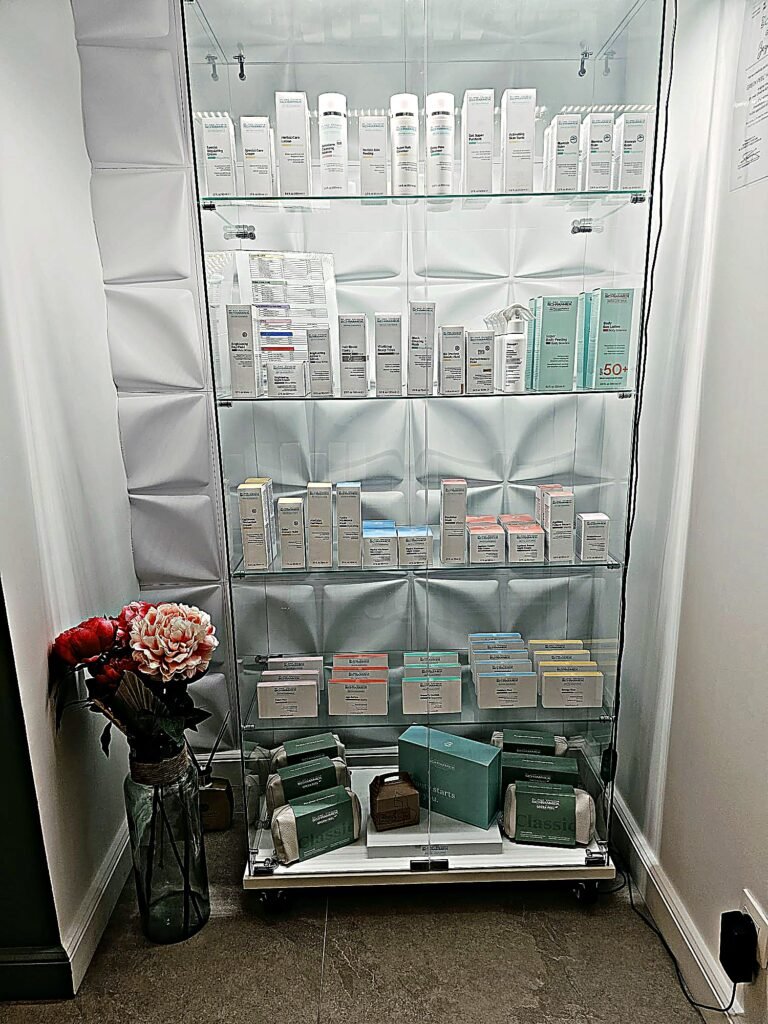 Vitrine de produits de soin Green Peel Schrammek du centre DEPILOR à Vénissieux.